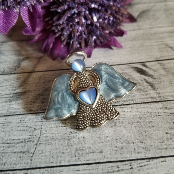 Gorgeous Vintage Angel Brooch - Picture 5 of 5